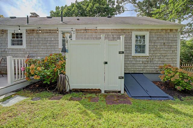 8 Gold Finch Ln, Dennis, MA 02660