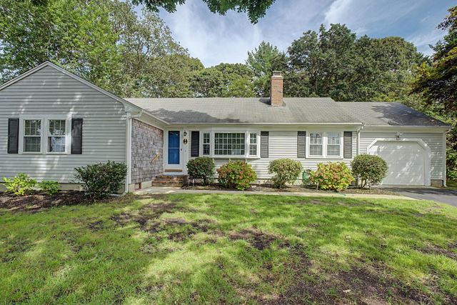 8 Gold Finch Ln, Dennis, MA 02660