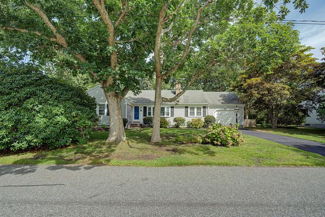 8 Gold Finch Ln, Dennis, MA 02660
