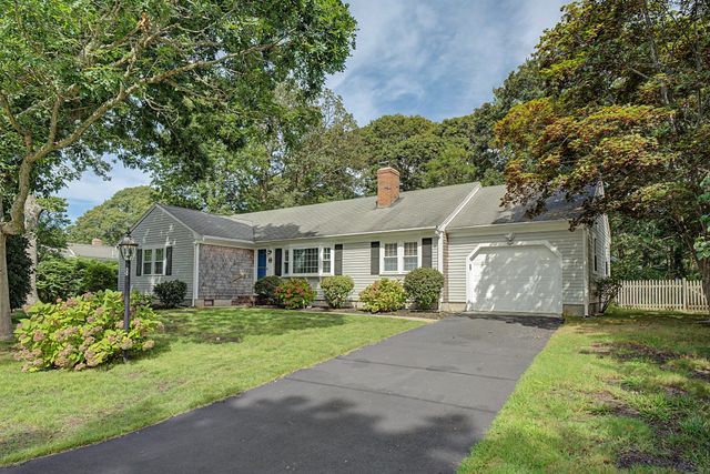 8 Gold Finch Ln, Dennis, MA 02660