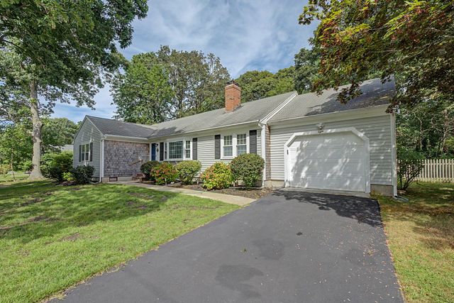 8 Gold Finch Ln, Dennis, MA 02660
