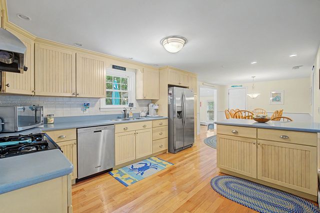 8 Gold Finch Ln, Dennis, MA 02660