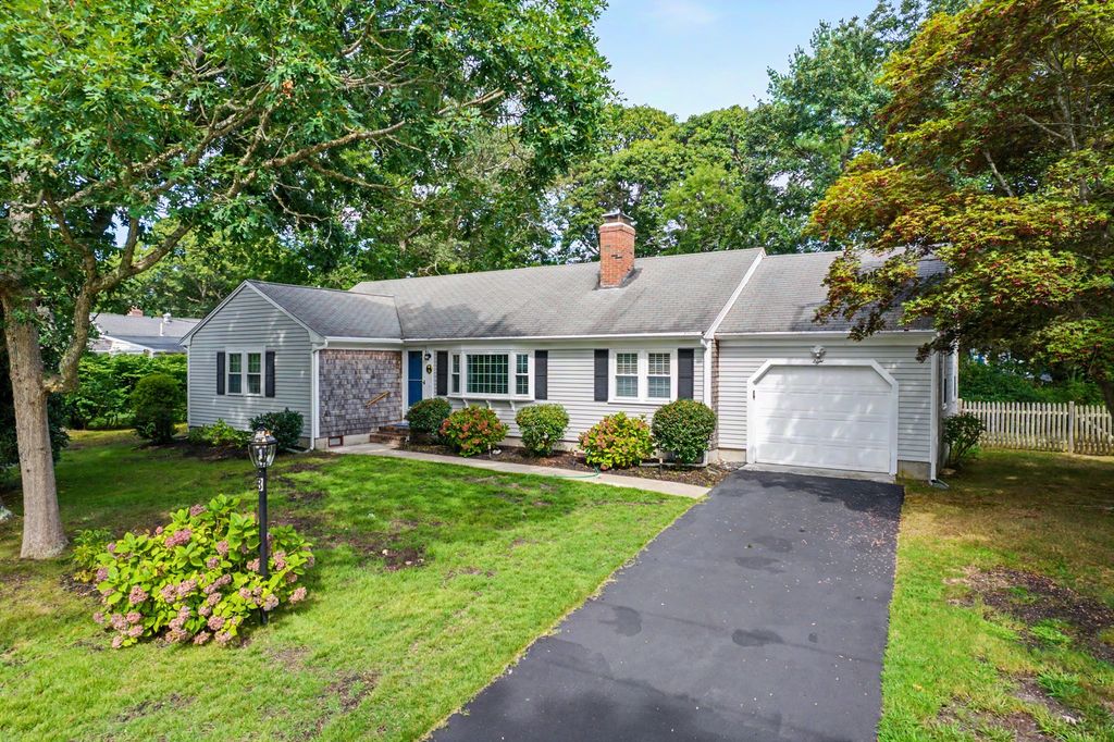 8 Gold Finch Ln, Dennis, MA 02660