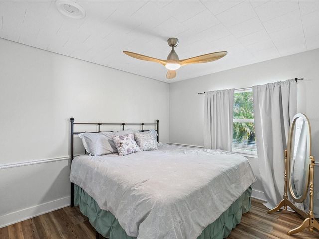 7910 W POCAHONTAS AVENUE, Tampa, FL 33615