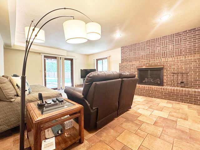 2550 E Sparkleberry Lane, Springfield, MO 65804