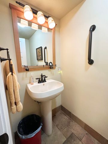2550 E Sparkleberry Lane, Springfield, MO 65804
