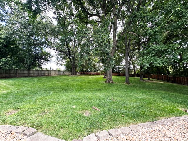 2550 E Sparkleberry Lane, Springfield, MO 65804