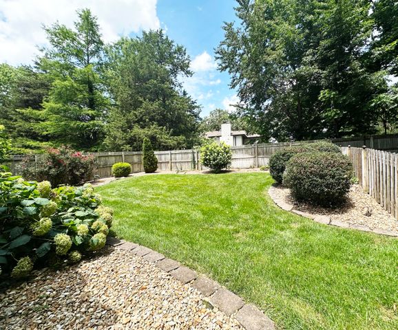 2550 E Sparkleberry Lane, Springfield, MO 65804