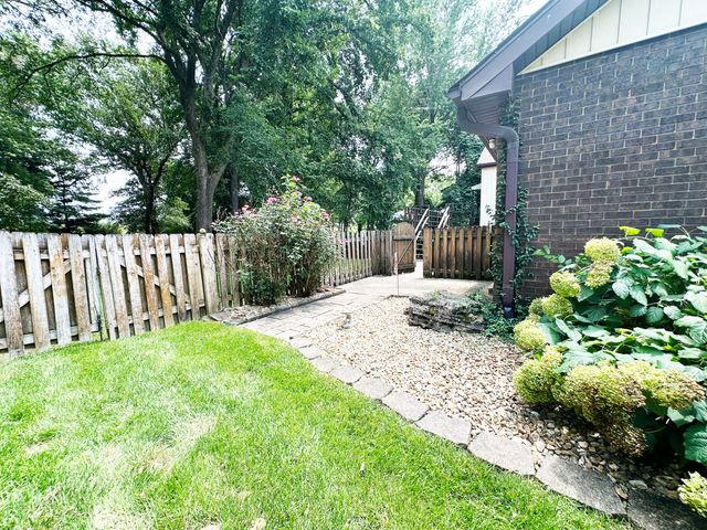 2550 E Sparkleberry Lane, Springfield, MO 65804