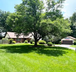 2550 E Sparkleberry Lane, Springfield, MO 65804