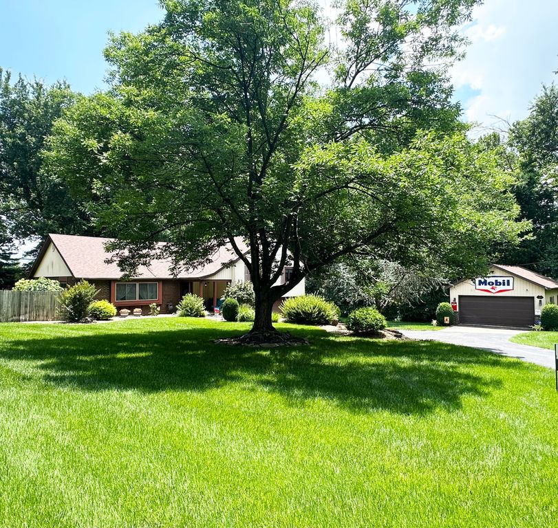2550 E Sparkleberry Lane, Springfield, MO 65804