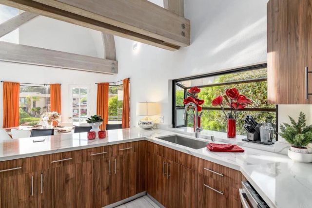 6105 Avenida Chamnez, La Jolla, CA 92037