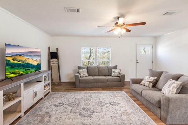 101 Hill Loop Road, Somerville, TX 77879