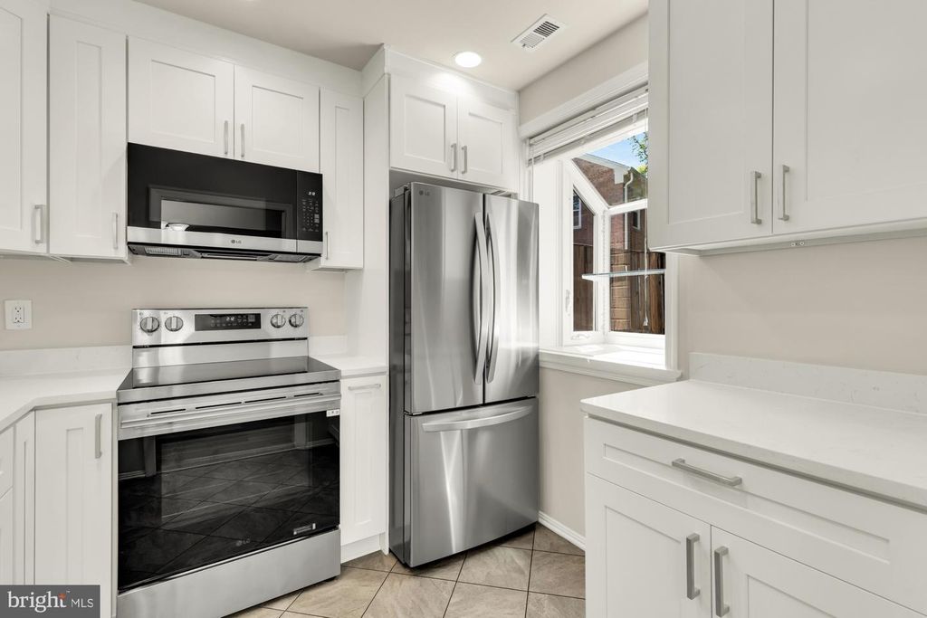 Image 11 of property listing at 746 AZALEA DR #12-746, Rockville, MD 20850