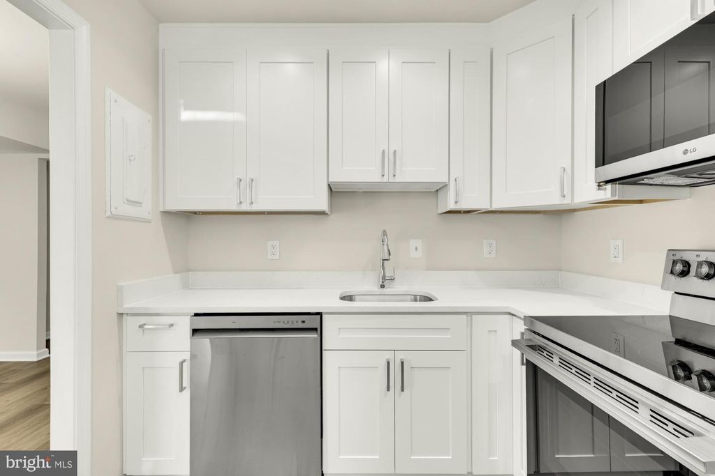 Image 12 of property listing at 746 AZALEA DR #12-746, Rockville, MD 20850
