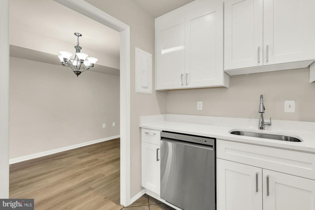 Image 13 of property listing at 746 AZALEA DR #12-746, Rockville, MD 20850