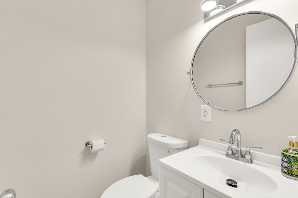 Image 15 of property listing at 746 AZALEA DR #12-746, Rockville, MD 20850