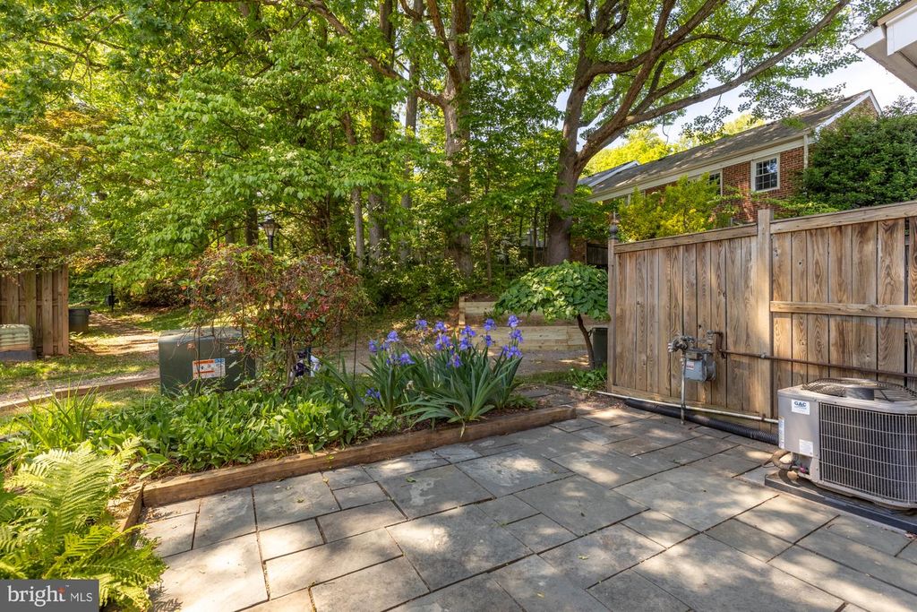 Image 16 of property listing at 746 AZALEA DR #12-746, Rockville, MD 20850