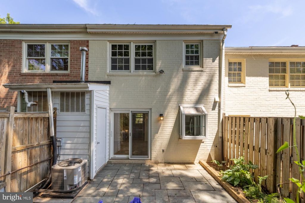Image 18 of property listing at 746 AZALEA DR #12-746, Rockville, MD 20850