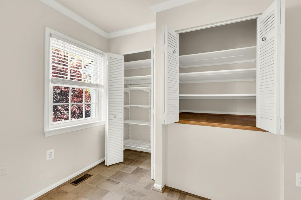Image 26 of property listing at 746 AZALEA DR #12-746, Rockville, MD 20850
