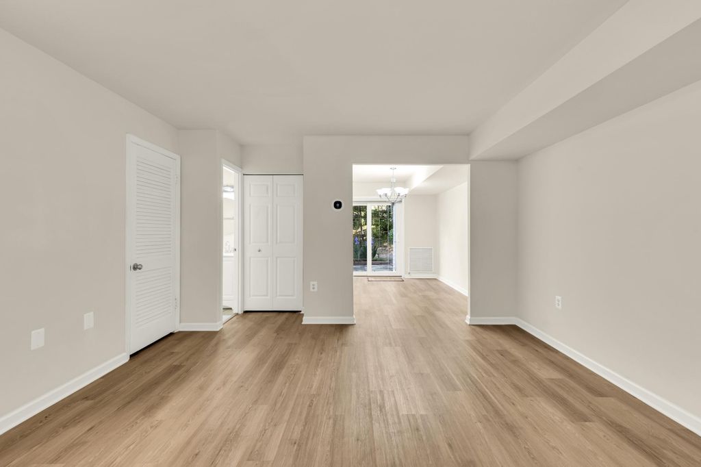 Image 4 of property listing at 746 AZALEA DR #12-746, Rockville, MD 20850