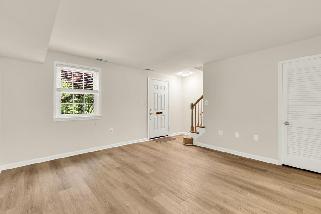 Image 5 of property listing at 746 AZALEA DR #12-746, Rockville, MD 20850