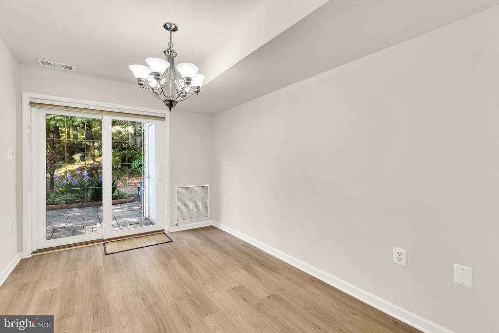 Image 6 of property listing at 746 AZALEA DR #12-746, Rockville, MD 20850