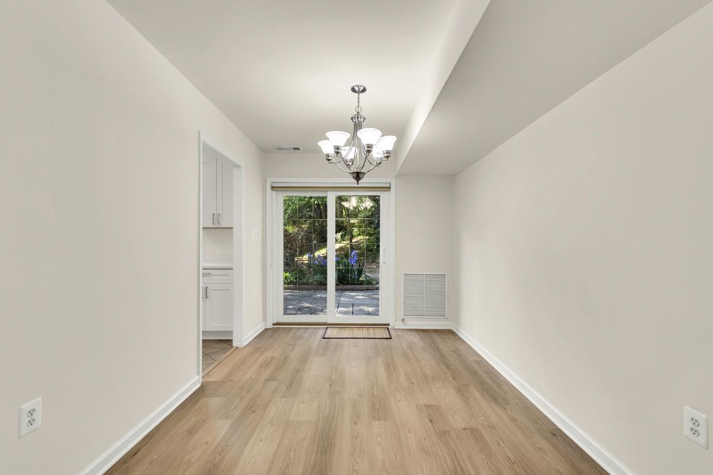 Image 7 of property listing at 746 AZALEA DR #12-746, Rockville, MD 20850