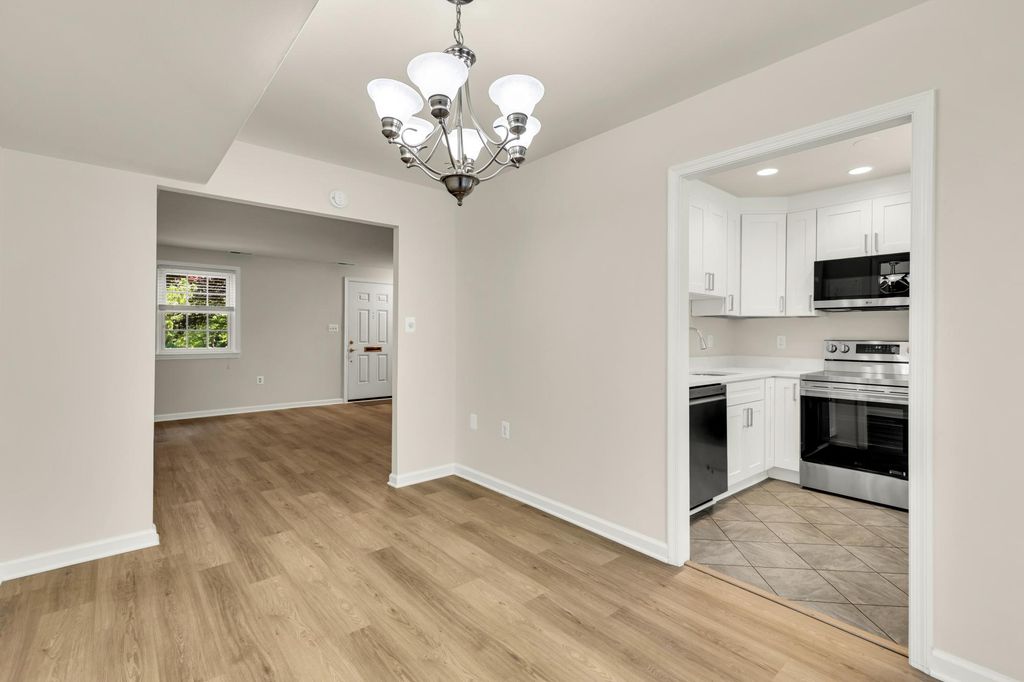Image 8 of property listing at 746 AZALEA DR #12-746, Rockville, MD 20850