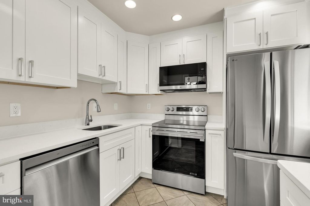 Image 9 of property listing at 746 AZALEA DR #12-746, Rockville, MD 20850
