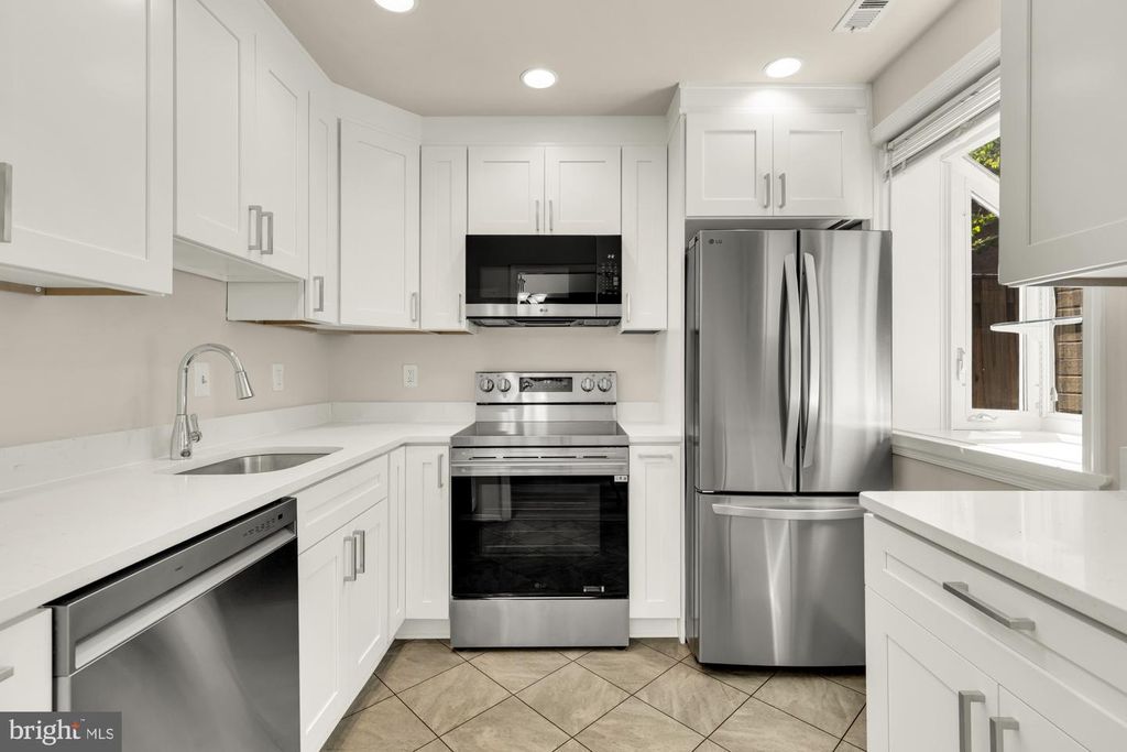 Image 10 of property listing at 746 AZALEA DR #12-746, Rockville, MD 20850