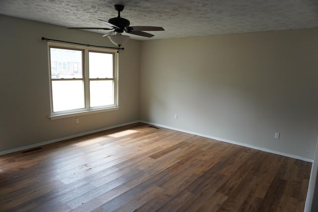 1003 E Parkview Street, Ozark, MO 65721