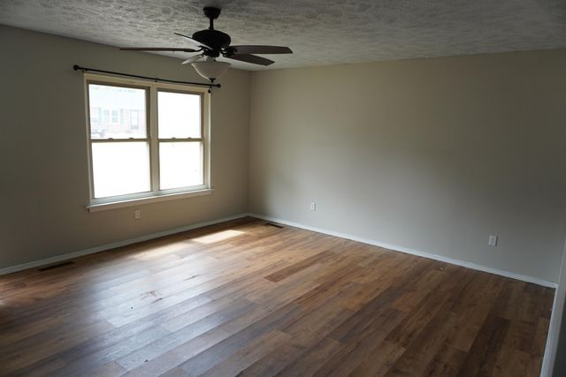 1003 E Parkview Street, Ozark, MO 65721