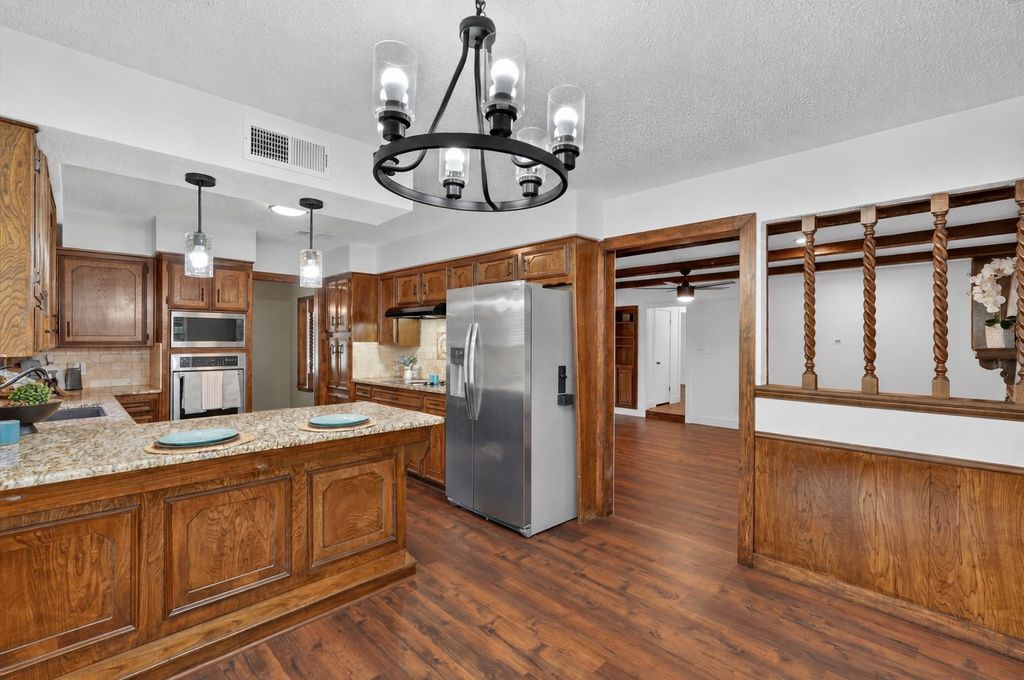 1000 Cherry Court, Hurst, TX 76053 — photo 2