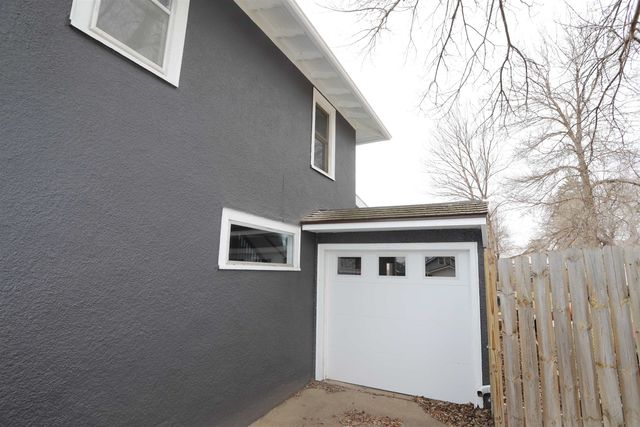 711 10th ST NW, Minot, ND 58703