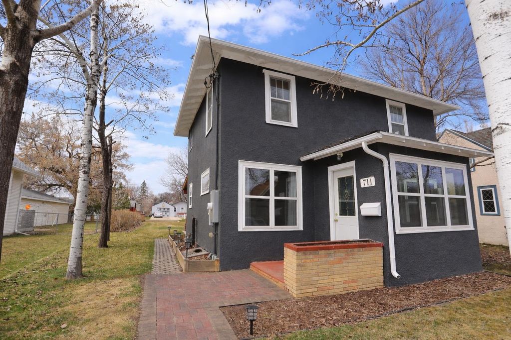711 10th ST NW, Minot, ND 58703