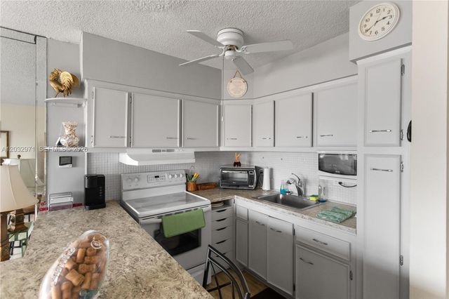 725 SW 11th Avenue 12, Hallandale Beach, FL 33009