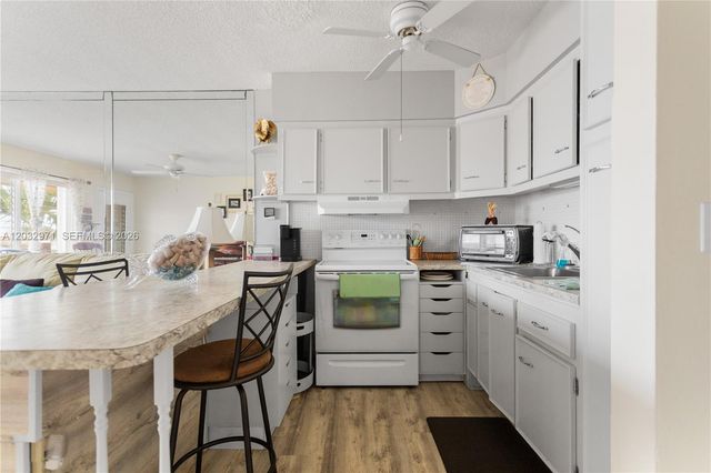725 SW 11th Avenue 12, Hallandale Beach, FL 33009