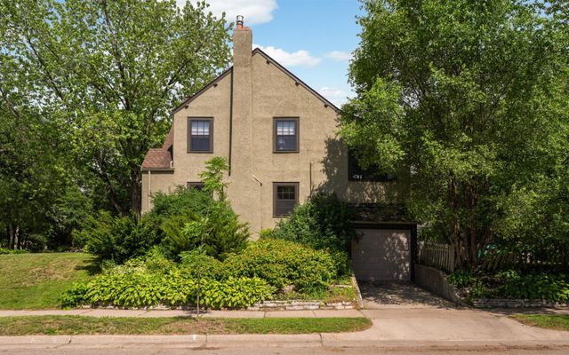 2715 Robbins Street, Minneapolis, MN 55410