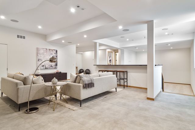 527 Kensington Court, Hinsdale, IL 60521