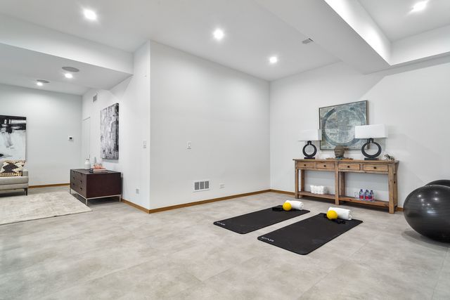 527 Kensington Court, Hinsdale, IL 60521