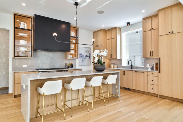 527 Kensington Court, Hinsdale, IL 60521