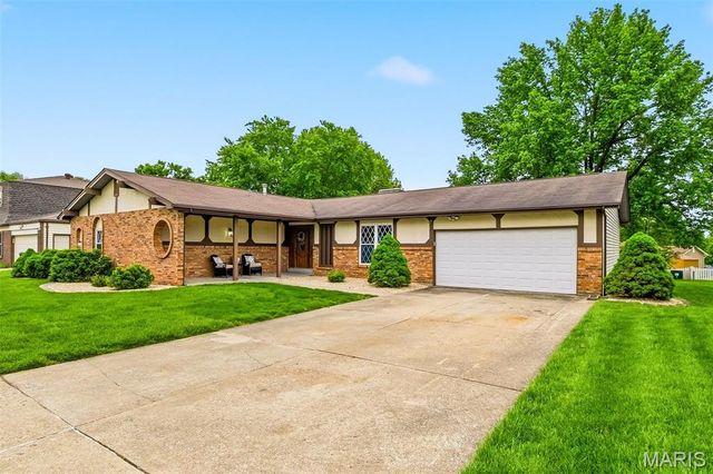 8 Lake Hill Drive, St Peters, MO 63376