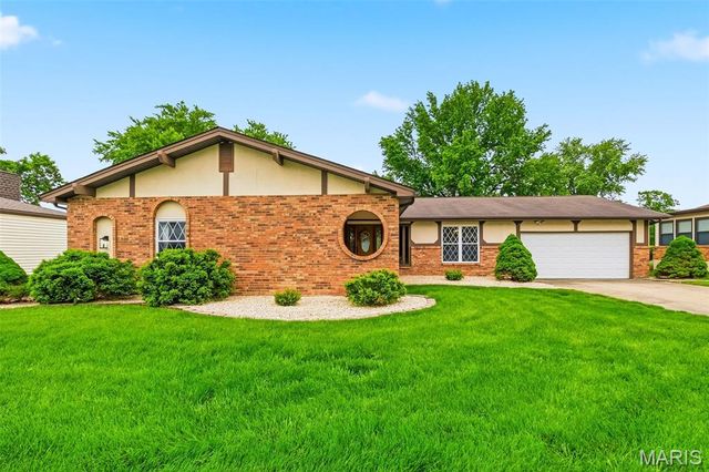 8 Lake Hill Drive, St Peters, MO 63376
