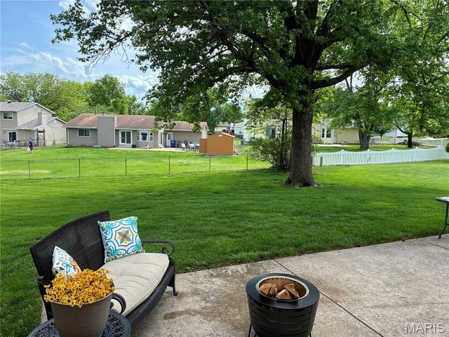 8 Lake Hill Drive, St Peters, MO 63376