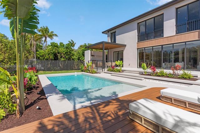 5854 SW 30th St, Miami, FL 33155
