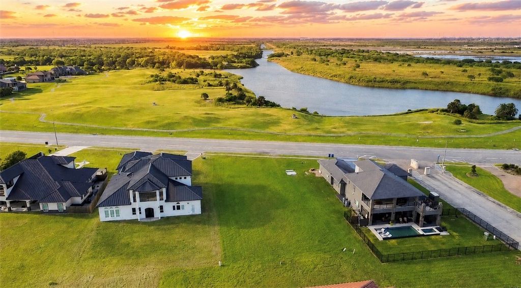 320 Country Club Blvd, Portland, TX 78374 — photo 2