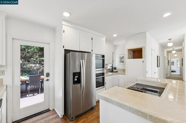 39 Saint Stephens Dr, Orinda, CA 94563