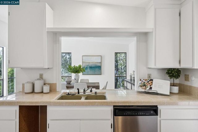 39 Saint Stephens Dr, Orinda, CA 94563