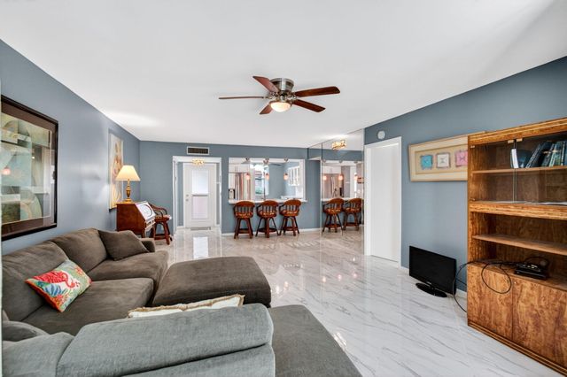 18 Willowbrook Lane 103, Delray Beach, FL 33446